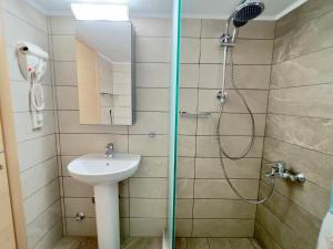 un bagno con doccia e lavandino di Surrounded View Family - with Private Parking a Kavala Altre 20 foto