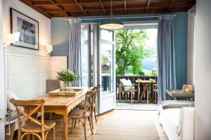 een eetkamer met een tafel en stoelen en een patio bij Strömbergs Merle in Oberstaufen