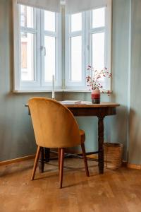 een stoel achter een bureau met een kaars erop bij Strömbergs Merle in Oberstaufen +15 foto's