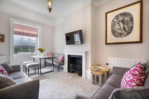een woonkamer met een bank, een tafel en een open haard bij 2 Bed in Soulby oc-a28927 in Pooley Bridge