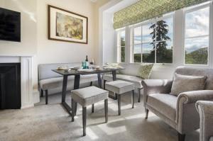 een woonkamer met een tafel, stoelen en een open haard bij 2 Bed in Soulby oc-d28926 in Pooley Bridge