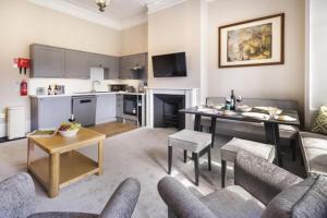 een woonkamer met een tafel en een keuken bij 2 Bed in Soulby oc-d28926 in Pooley Bridge