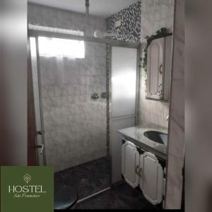 un bagno con doccia e lavandino di Hostel São Francisco 4 a Votorantim