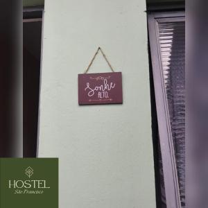 un cartello appeso sul lato di un edificio di Hostel São Francisco 4 a Votorantim 1 altra foto