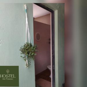 bagno con servizi igienici e impiccato di Hostel São Francisco 4 a Votorantim