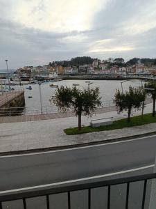 een uitzicht op een haven met boten in het water bij Apartamentos PRAIA DO CANSORRO in Camariñas