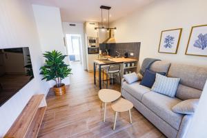 een woonkamer met een bank en een tafel bij Apartamentos PRAIA DO CANSORRO in Camariñas