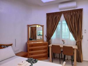 een slaapkamer met een bed, een bureau en een spiegel bij Sheyllo Suites Abidjan - Cocody in Abidjan