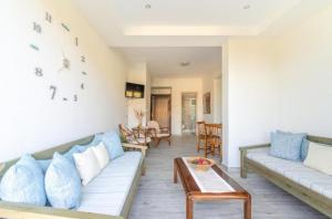un soggiorno con due divani e un tavolo di The Holiday House 1 a Kavrokhórion