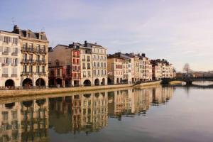 Tầm nhìn suối chảy gần chỗ nghỉ nhà dân