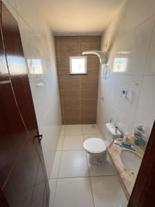 ein kleines Badezimmer mit Toilette und Waschbecken in der Unterkunft Casa com piscina privativa em paracuru in Paracuru