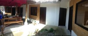 una sala de estar con una habitación con una mesa y un edificio en Lola's Lodge en Boracay