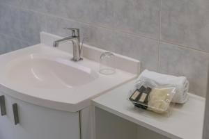 La salle de bains est pourvue d'un lavabo et d'un comptoir avec un panier. dans l'établissement La Bohème Koksijde, à Coxyde 20 autres photos