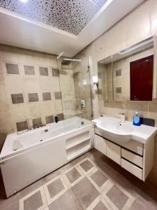 Et badeværelse på Luxury Studio & 2 Bed Apartments at Centaurus Mall, Islamabad with Margalla Views