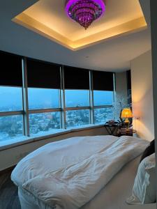 En eller flere senge i et værelse på Luxury Studio & 2 Bed Apartments at Centaurus Mall, Islamabad with Margalla Views