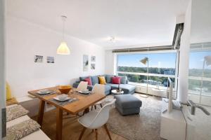 un soggiorno con un tavolo e un divano di Frische Brise 704 a Sahlenburg