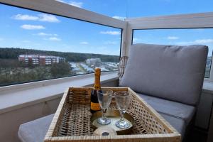 una bottiglia di champagne e due bicchieri su una sedia di Frische Brise 704 a Sahlenburg