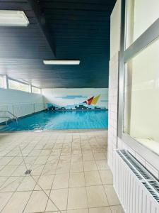 una piscina vuota in un edificio con una grande finestra di Frische Brise 704 a Sahlenburg