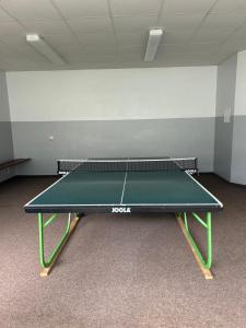tavolo da ping pong in una stanza vuota di Frische Brise 704 a Sahlenburg