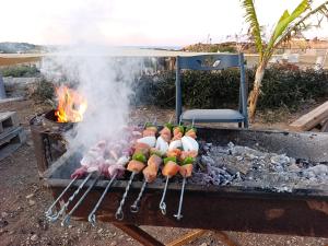 una griglia con un sacco di cibo sopra di Suêrte cyprus a Akanthou