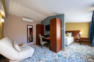 een hotelkamer met een bed en een bureau bij Hôtel Le Yachtman, The Originals Collection in La Rochelle +20 foto's