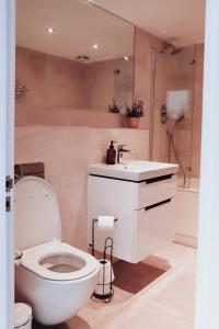 un bagno con wc, lavandino e doccia di Greatdown RnR Stays a Greenford