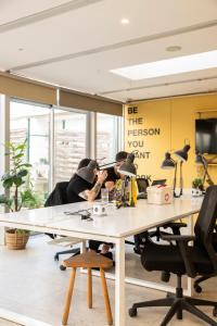 twee mensen aan een tafel in een kantoor bij WOT Nomad Social in Lissabon +116 foto's