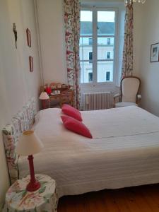 En eller flere senge i et værelse på Chambre d'Hôtes Marchand