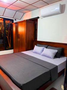 En eller flere senge i et værelse på Madura Villa