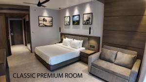 比尔梅德Eagles Glide Resort的一间酒店房间，里面有一张床和一把椅子