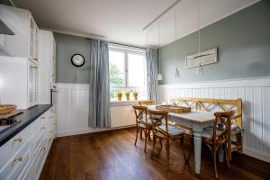 a kitchen with a table and chairs and a window at Strömbergs Gunnar in Oberstaufen