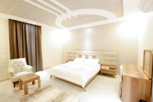 En eller flere senge i et værelse på Four Seasons Suites