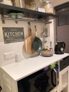 eine Küchentheke mit Utensilien und ein Schild an der Wand in der Unterkunft Studio Mokum in Amsterdam