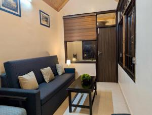 Khu vực ghế ngồi tại The Mall Ethos - On Mall Road - Kitchen - Sleeps 4