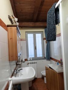 Et badeværelse på Pinocchio's house in Ronchi dei Legionari