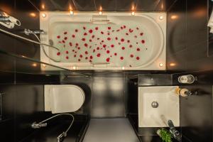 Koupelna v ubytování Bombay Breeze 3BHK Cosy Spacez Luxury Villa + 21 fotografií