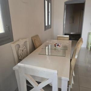 tavolo bianco con sedie, tavolo bianco e sedie a sdraio di Sahara palace a Luxor