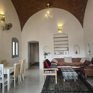 un soggiorno con un divano e un tavolo di Sahara palace a Luxor