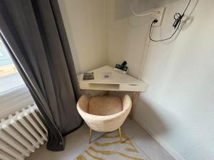 een bureau en een stoel in een hoek van een kamer bij N1 L horizon d or in Paray-le-Monial +22 foto's