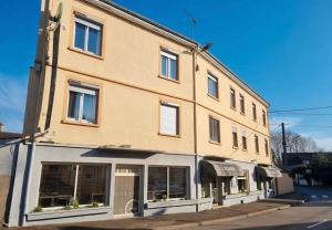 een groot bakstenen gebouw met ramen aan een straat bij N1 L horizon d or in Paray-le-Monial