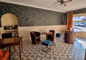 een kamer met stoelen en tafels en een plafondventilator bij N1 L horizon d or in Paray-le-Monial