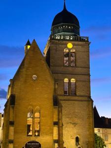 un bâtiment avec une tour d'horloge au sommet dans l'établissement N1 L horizon d or, à Paray-le-Monial