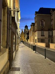 une rue vide dans une ville avec des bâtiments dans l'établissement N1 L horizon d or, à Paray-le-Monial
