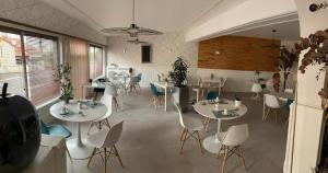 une salle à manger avec des tables et des chaises dans une pièce dans l'établissement N1 L horizon d or, à Paray-le-Monial 22 autres photos