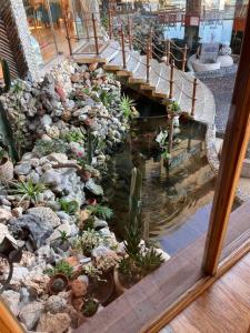 un modello di giardino con un ponte e piante di Château Edenelrouh a Oualidia