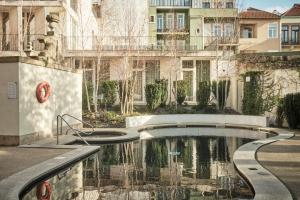 波尔图Catalonia Porto的建筑物前的水池