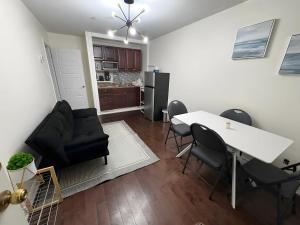 een woonkamer met een bank, een tafel en stoelen bij Chapman H in Toronto +7 foto's