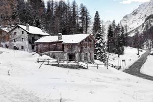 een blokhut in de sneeuw in een berg bij Chalet Brenand in Rhêmes-Notre-Dame