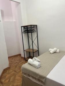 een kamer met een bed met twee handdoeken erop bij B&B Valencia in Valencia