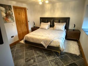 Giường trong phòng chung tại Nantsidyll Farm Spa & Holiday Lodges +54 ảnh